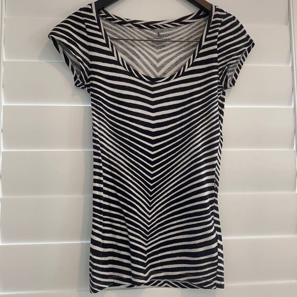 Club Monaco zebra print scoop neck tee. Size Small - Picture 4 of 7